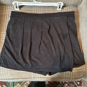 Splendid washed grey skort size medium. Elastic waist band.